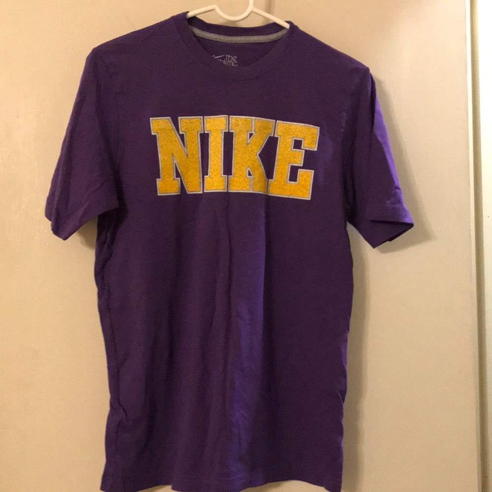 Nike Graphic Shirt - Men’s Small